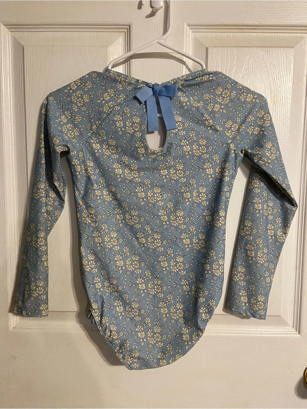 EUC Girls Minnow Rash guard One Piece Swimsuit In Light Blue W/beige flowers